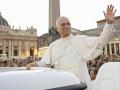 Al término del recorrido de más de 20 minutos, que comenzó de día y concluyó al caer la noche, con la plaza iluminada, el papa se dirigió hasta el altar para hablar a los jóvenes, que ondeaban banderas de España, Brasil, Colombia, Argentina o Canadá, entre otras muchas.