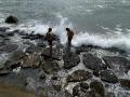Bañistas retozan a lo largo de una costa en Cavite, Filipinas, 30 de julio de 2025. El Instituto Filipino de Vulcanología y Sismología (Phivolcs) advirtió a las comunidades costeras del país frente al Océano Pacífico sobre posibles olas de tsunami causadas por el terremoto de Rusia