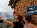 Dos vecinas de El Arenal (Ávila) observan el avance de el fuego