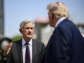 El presidente de la Reserva Federal de Estados Unidos (Fed), Jerome Powell, saluda al presidente de EE.UU., Donald Trump