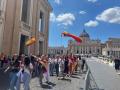 CIUDAD DEL VATICANO, 30/07/2025.- Cientos de miles de jóvenes católicos han invadido Roma estos días con motivo del Jubileo de la Juventud, uno de los momentos más esperados del Año Santo 2025, llenando la capital de entusiasmo, cantos, banderas y la fe compartida por peregrinos de hasta 146 países con un ambiente que parece un "Mundial" de fútbol. EFE/ Claudia Sacristán