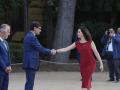 La presidenta de la Comunidad de Madrid, Isabel Díaz Ayuso, saluda a al presidente de la Generalitat, Salvador Illa.