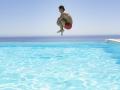 Un hombre se tira a una piscina