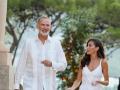 El Rey, con guayabera, y la Reina, con un vestido blanco, en la recepción de Marivent