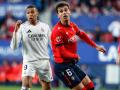 Kylian Mbappé pelea un balón con Lucas Torró en el Osasuna vs Real Madrid en El Sadar