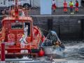 Un cayuco a su llegada al puerto de La Restinga el pasado diciembre