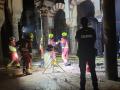 Bomberos de Córdoba tras finalizar las tareas de extinción en el interior de la Mezquita Catedral
