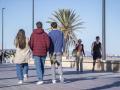 (Foto de ARCHIVO)
Un grupo de personas pasea por el puerto de la playa de la Malvarrosa el día más frío del año, a 21 de enero de 2023, en Valencia, Comunidad Valenciana (España). A partir de hoy, las temperaturas descienden por la llegada de una gélida masa de aire polar que deja los termómetros con mínimas que rondarán los diez grados bajo cero en numerosas provincias españolas. Las heladas han afectado a la mitad nordeste peninsular y la meseta norte, así como en zonas de montaña del resto de la Península. En los Pirineos, las heladas son fuertes y ya se han registrado temperaturas de -10 grados.

Jorge Gil / Europa Press
21 ENERO 2023;VALENCIA;DIA MAS FRIO DEL AÑO;ALERTA TEMPERATURAS
21/1/2023