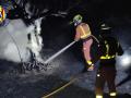 Imagen tomada en la noche de este miércoles de bomberos tratando de extinguir el incendio declarado en Teresa de Cofrentes, Valencia