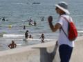 Imagen de archivo de un turista frente a la playa de Las Arenas, en Valencia