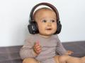 Un bebé escucha música en su casa