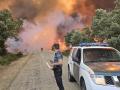 Un agente de la Guardia Civil frente a uno de los devastadores incendios