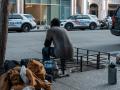 Una persona sin hogar frente a una estación de la Policía local en Washington DC