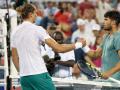 Carlos Alcaraz y Alexander Zverev se chocan la mano tras el partido