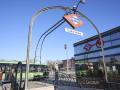 Entrada a la estación de Metro de Cuatro Vientos junto a la A-5, en Madrid.