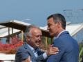 - El presidente del Gobierno, Pedro Sánchez (2d), saluda al ministro de Política Territorial, Ángel Víctor Torres (2i), este lunes en Lanzarote