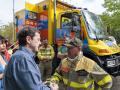 Mañueco saluda a un trabajador de la extinción de incendios, este miércoles, en Zamora