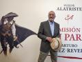 El escritor Arturo Pérez-Reverte, este martes durante la presentación de su nueva novela sobre el capitán Alatriste, 'Misión en París', coincidiendo con el 30 aniversario de la saga con la que se adentró en el Siglo de Oro español, y que, traducida a más de 40 idiomas, ha vendido más de cuatro millones ejemplares solo en España.-EFE/ Rodrigo Jiménez