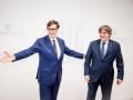 El presidente de la Generalitat, Salvador Illa (i), saluda al presidente de Junts per Catalunya, Carles Puigdemont (d), durante una reunión, a 2 de agosto de 2025, en Bruselas (Bélgica). Illa, quién ha promovido la reunión, ha remarcado su intención de tenerla con la voluntad de mandar un mensaje de diálogo, además ayer 1 de septiembre, lamentó no poder recibir al expresidente catalán en el Palau de la Generalitat al no aplicarse la ley de amnistía.

Jasper Jacobs / Europa Press
02/9/2025