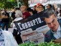 Varias personas con carteles protestan contra el centro de Primera Acogida de Hortaleza