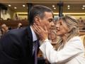 El presidente del Gobierno, Pedro Sánchez, saluda a la vicepresidenta segunda y ministra de Trabajo, Yolanda Díaz