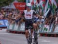 El ciclista español del Emirates UAE Juan Ayuso,celebra la victoria