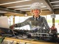 Madelein Mansson, de 81 años, también conocida como "DJ Gloria", actúa en Josefina, un bar y club de verano al aire libre en Estocolmo