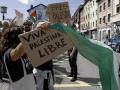 Decenas de personas con banderas de Palestina durante la etapa 13 de la Vuelta Ciclista a España 2025