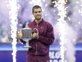 Carlos Alcaraz posa con el trofeo de campeón del US Open