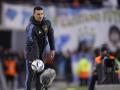 Scaloni entrega un balón en el Argentina vs Venezuela