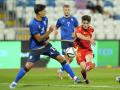 El delantero de la selección española de fútbol sub-21 Joel Roca (d) dispara a puerta ante Lendrit Shala, de la selección de Kosovo