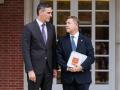El jefe del Ejecutivo, Pedro Sánchez, junto al presidente de Castilla-La Mancha, Emiliano García-Page;