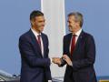 FERROL (A CORUÑA), 11/09/2025.- El presidente del Gobierno, Pedro Sánchez, y el presidente de la Xunta, Alfonso Rueda (d), durante la celebración de la botadura de la primera fragata de la serie F-111, construida en la planta para la Armada española este jueves, en Ferrol (A Coruña). La fragata F-111 Bonifaz, la primera unidad de la serie F-110, es la más moderna de la Armada española, la debutante de las cinco que el astillero público Navantia va a construir y una apuesta firme en defensa para España. EFE/ Kiko Delgado