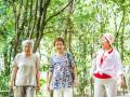 Mujeres mayores de Japón dan un paseo