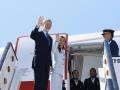 Los Reyes se despiden de ls autoridades en el aeropuerto de Barajas Adolfo Suárez