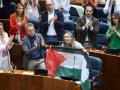 La portavoz del PSOE en la Asamblea, Mar Espinar, con una bandera de Palestina