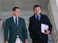 El presidente de la Junta, Juanma Moreno, junto al portavoz parlamentario del PP-A, Toni Martín (archivo)