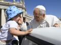 León XIV acaricia a un niño al que acercaron hasta el papamóvil