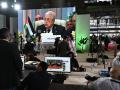 Periodistas siguen el discurso del presidente palestino Mahmud Abbas en el centro de prensa