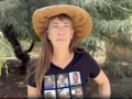 Una mujer israelí habla frente a los Kibuts