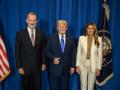 Don Felipe, con Trump y su esposa, el pasado martes en la recepción con motivo de la Asamblea General de la ONU