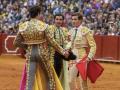 SEVILLA, 28/09/2025.- El diestro Javier Zuloeta (d) toma su alternativa apadrinado Morante de La Puebla (c) y Roca Rey (i) como testigo, en la corrida de la Feria de San Miguel que se celebra este domingo en la Plaza de Toros de La Maestranza de Sevilla. EFE/ Raúl Caro
