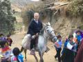 El entonces monseñor Prevost, a lomos de un caballo, "escoltado" por unos niños
