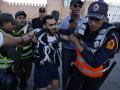 Miembros de las fuerzas de seguridad detienen a un manifestante durante una manifestación juvenil en Rabat