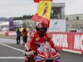 Marc Márquez celebrando su último título de MotoGP con la bandera de España