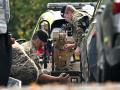 Miembros de las Fuerzas Armadas trabajan junto a un vehículo de desactivación de bombas