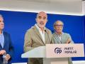 El líder del PP en el Ayuntamiento de Barcelona, Dani Sirera, junto al vicesecretario de Coordinación Autonómica y Local del PP, Elías Bendodo, y el secretario general del PP de Barcelona, Josep Tutusaus, en la sede del PP en Cataluña