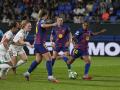 La defensa del Barcelona Esmee Brugts (d) lanza a portería durante el partido de la Liga de Campeones femenina de fútbol entre el Barcelona y el Bayern de Munich