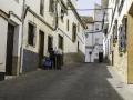 Una pareja de ancianos camina por una calle de Cádiz.