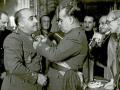 Varela impone a Franco la máxima condecoración del Ejército por su victoria en la Guerra Civil